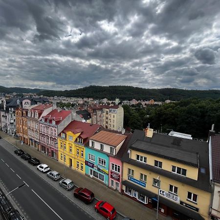 Large 3 Bedroom Apartment With City Skyline View Karlovy Vary Extérieur photo